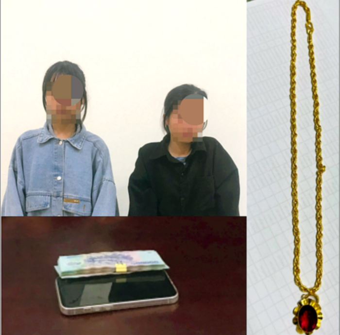 Hai nữ sinh cùng tang vật. (Ảnh: CA TP HCM).