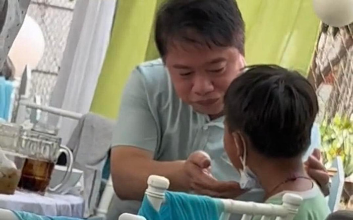 Xúc động người đàn ông gắp từng miếng ngon cho cậu bé bán vé số ở đám cưới: Cứ ngỡ họ là cha con Ảnh 2