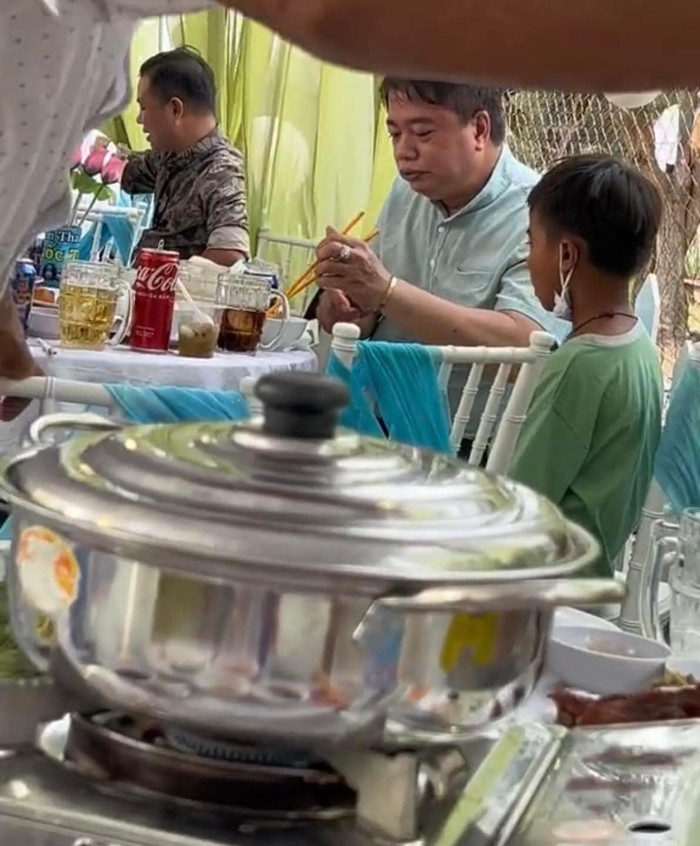 Người đàn ông dịu dàng hỏi xem cậu bé thích ăn gì để gắp cho 