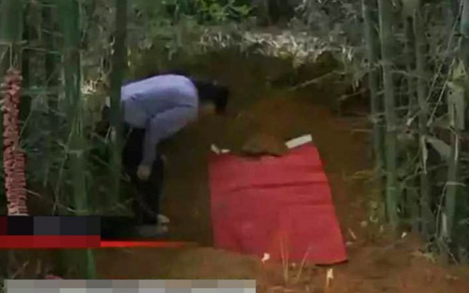 Nghe có tiếng nói phát ra từ mộ chồng, vợ cạy nắp quan tài liền bàng hoàng với cảnh tượng bên trong Ảnh 2