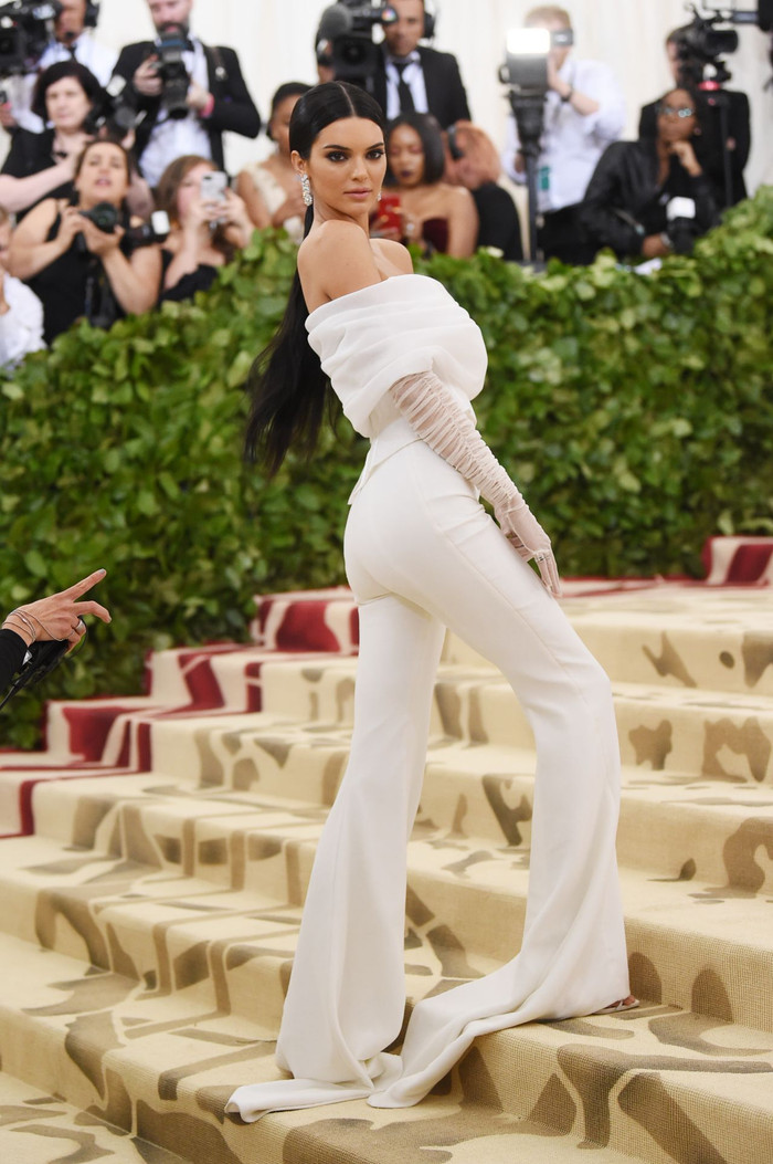  Sự thay đổi táo bạo của Kendall Jenner tại thảm đỏ Met Gala qua từng năm Ảnh 5