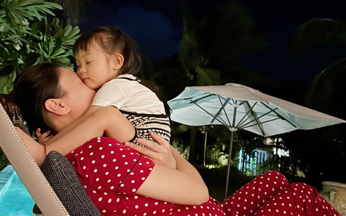 Ngọt ngào khoảnh khắc Đàm Thu Trang chơi đùa với con gái, dân tình 'tan chảy' vì hành động này của ái nữ Ảnh 2
