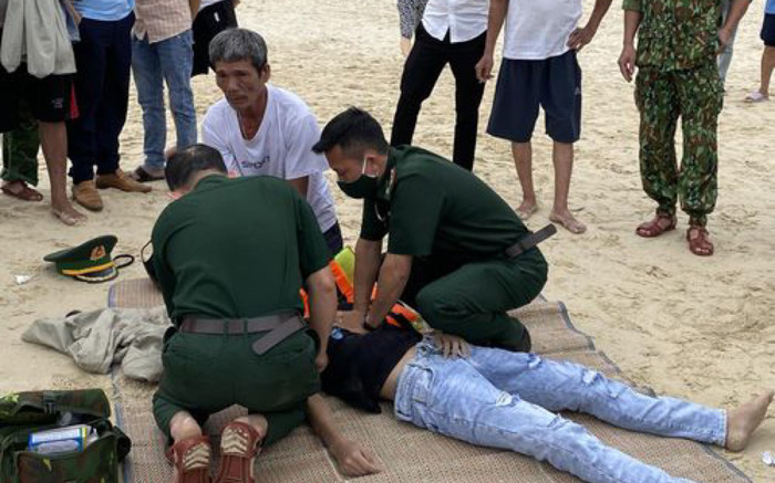 Đi tắm biển, 4 học sinh đuối nước, 1 em tử vong Ảnh 2