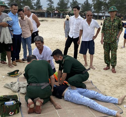 Lực lượng chức năng đưa nạn nhân lên bờ