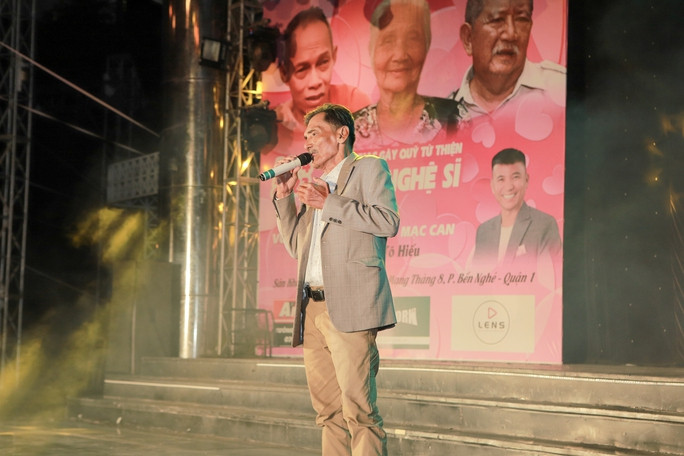 Thương Tín hát trong đêm nhạc Tình nghệ sỹ