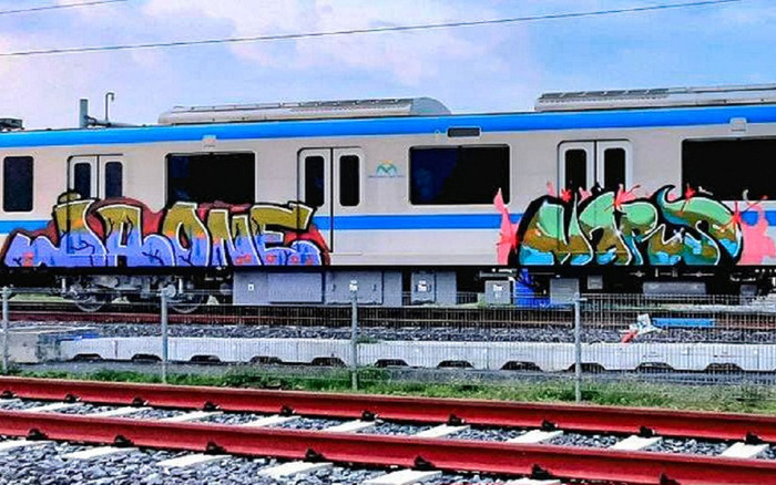 Tàu metro của TP.HCM lại bị sơn vẽ bậy, ban quản lý Đường sắt đô thị nói gì? Ảnh 2