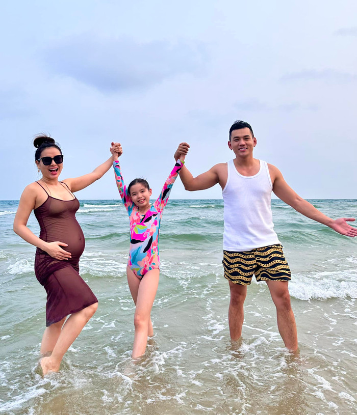 Mỗi khi có thời gian, Phương Trinh Jolie và Lý Bình đều đưa con gái đi du lịch trong và ngoài nước
