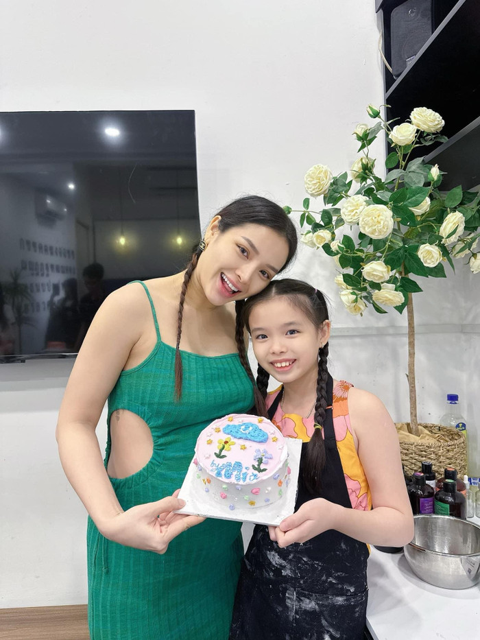 Phương Trinh Jolie và con gái đã tận hưởng khoảng thời gian đầy vui vẻ khi cùng nhau làm bánh gato