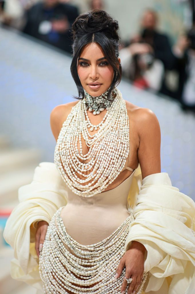  Kim Kardashian diện thiết kế đính 50.000 viên ngọc trai tại Met Gala 2023 Ảnh 2
