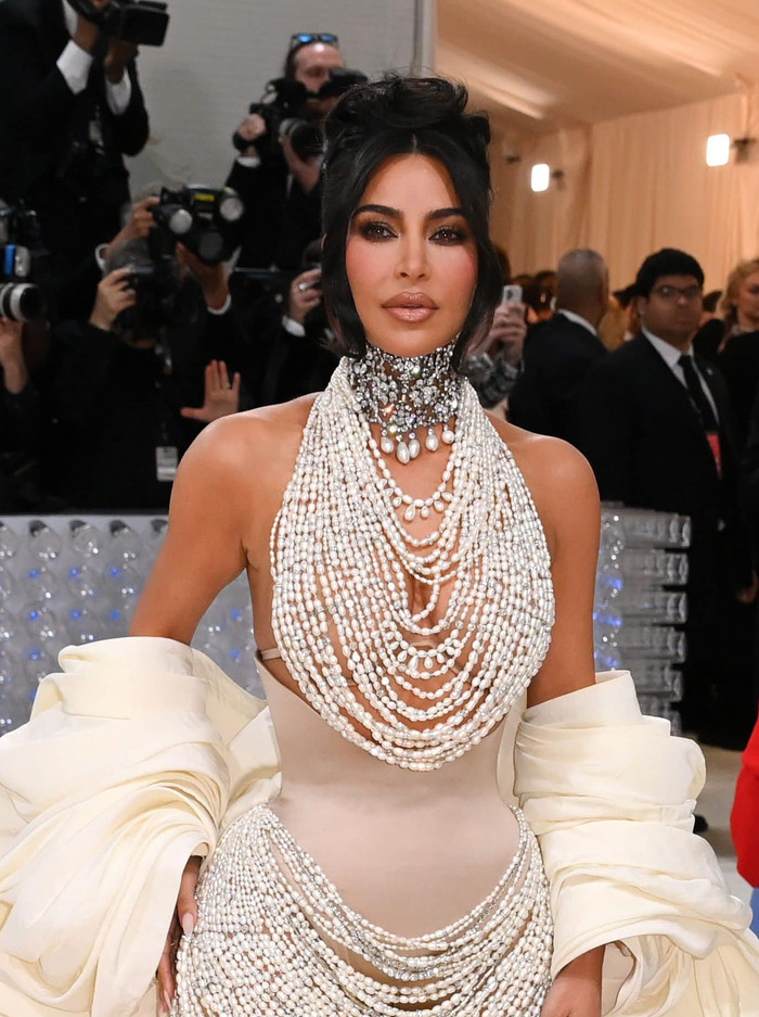  Kim Kardashian diện thiết kế đính 50.000 viên ngọc trai tại Met Gala 2023 Ảnh 1