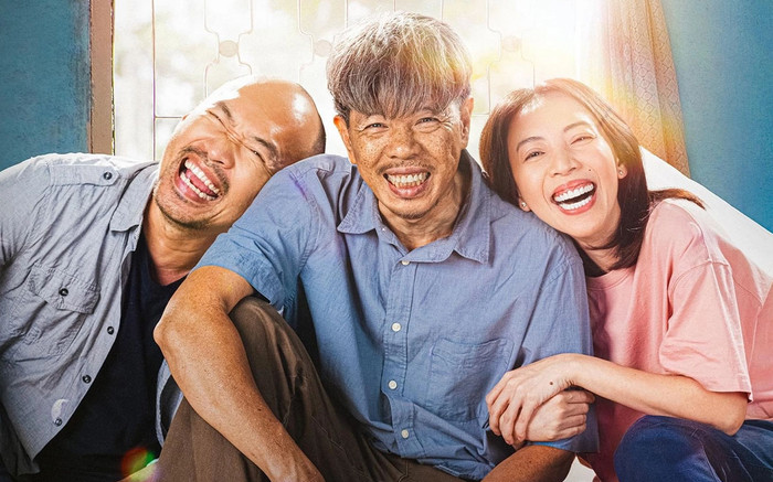  Bà xã Thái Hòa ôm chặt chồng tại rạp chiếu phim, để lộ nhan sắc gây sốc ở độ tuổi U40 Ảnh 6