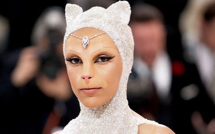 Doja Cat tại Met Gala 2023: Hoá thành miêu nữ với 350.000 hạt cườm, lần đầu dự hội mà quá chặt chém! Ảnh 2