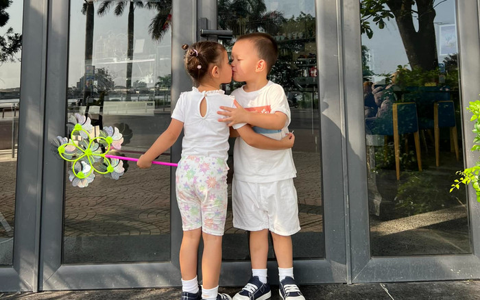 Hồ Ngọc Hà khoe ảnh Lisa - Leon tình bể bình, hứa hẹn làm điều đặc biệt với khoảnh khắc này Ảnh 2