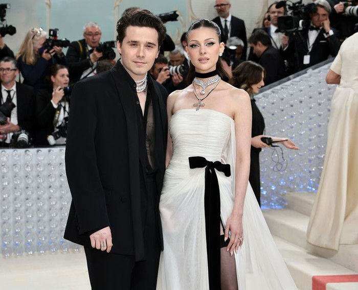 Chỉ một năm sau khi kết hôn với Brooklyn Beckham , Peltz đã khoác tay chồng đến Met Gala trong chiếc váy màu trắng cô dâu. 