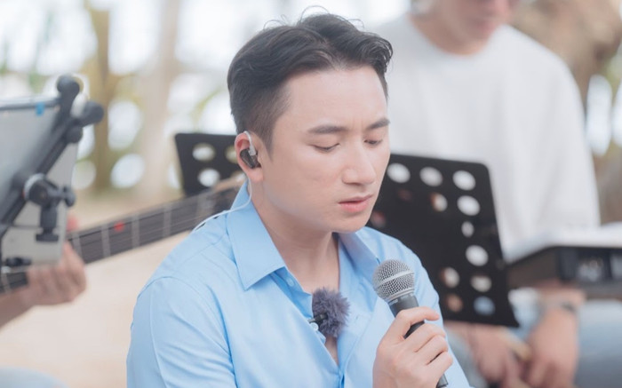 Đi diễn giữa trời mưa, Phan Mạnh Quỳnh nhận mưa lời khen với hành động đầy tinh tế Ảnh 2