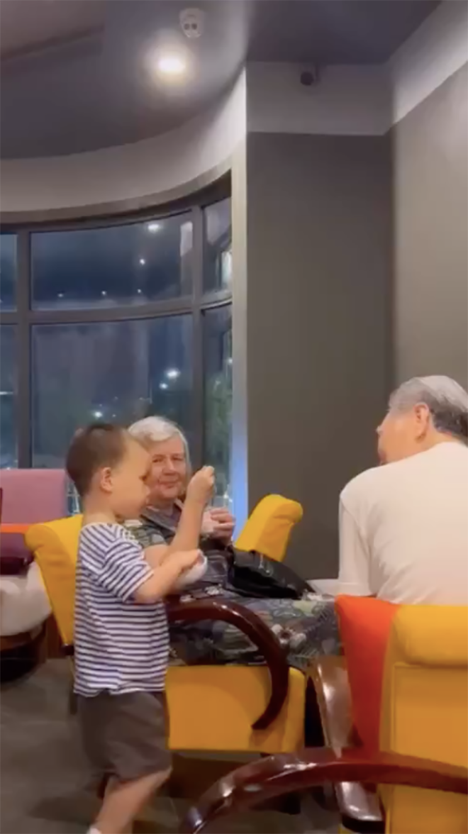  Mới tí tuổi đầu, con trai Hồ Ngọc Hà đã nhận lời khen vì hành động này dành cho ông bà nội Ảnh 4
