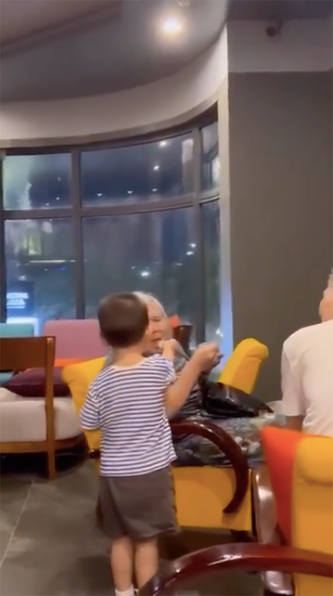  Mới tí tuổi đầu, con trai Hồ Ngọc Hà đã nhận lời khen vì hành động này dành cho ông bà nội Ảnh 2