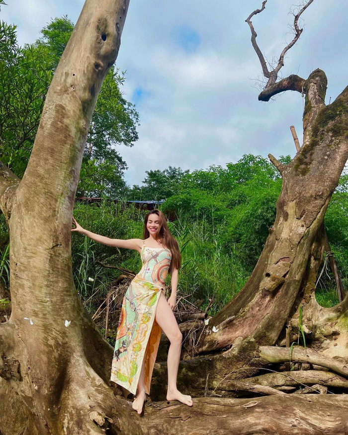 Hồ Ngọc Hà rạng rỡ trong chiếc váy 'cắt xẻ'' giữa núi rừng quê nhà.