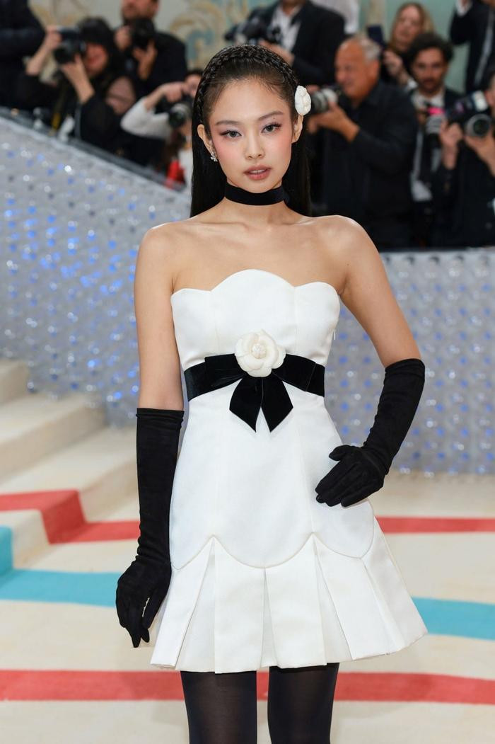  Lần đầu tham dự Met Gala, Jennie (BLACKPINK) thắng 'áp đảo' ở chi tiết này Ảnh 5