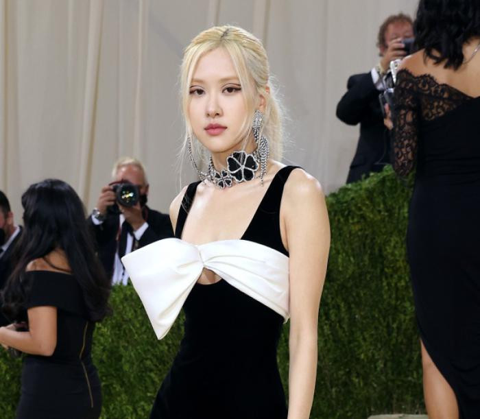  Lần đầu tham dự Met Gala, Jennie (BLACKPINK) thắng 'áp đảo' ở chi tiết này Ảnh 2