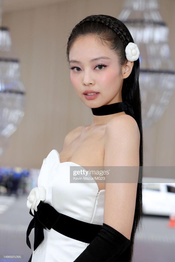  Lần đầu tham dự Met Gala, Jennie (BLACKPINK) thắng 'áp đảo' ở chi tiết này Ảnh 1