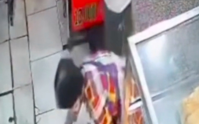 Thấy nhân viên 'quăng' bánh mì xuống đất cho người bán vé số, người đàn ông tức giận phản ứng gắt Ảnh 2