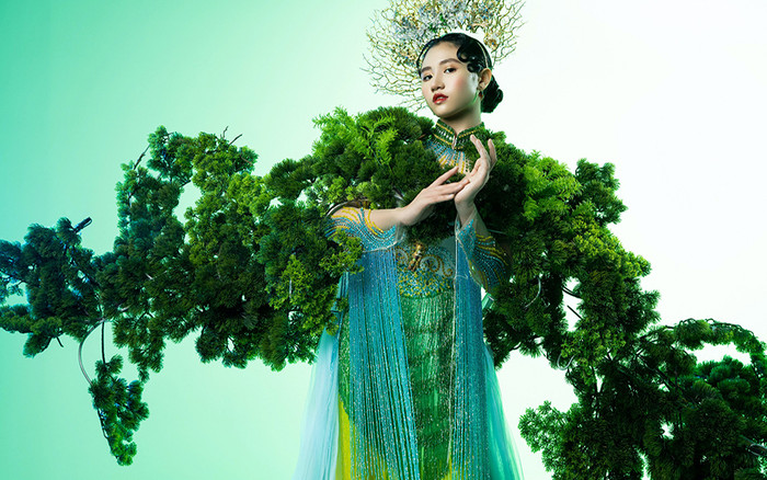 'Cõng' trên lưng bộ đồ nặng 30kg, nữ sinh 13 tuổi gây ấn tượng với khung hình cực đẹp mắt Ảnh 2