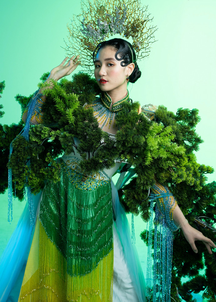  'Cõng' trên lưng 'chiếc bánh tráng' nặng 30kg, nữ sinh 13 tuổi gây ấn tượng với màn catwalk cực đẹp mắt Ảnh 2