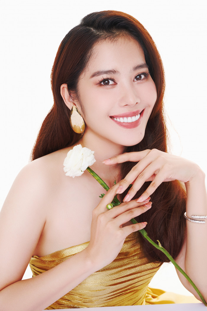 Chi tiết xếp ly bồng bềnh ở phần hông tạo điểm nhấn cho trang phục, đem đến sự tươi mới.