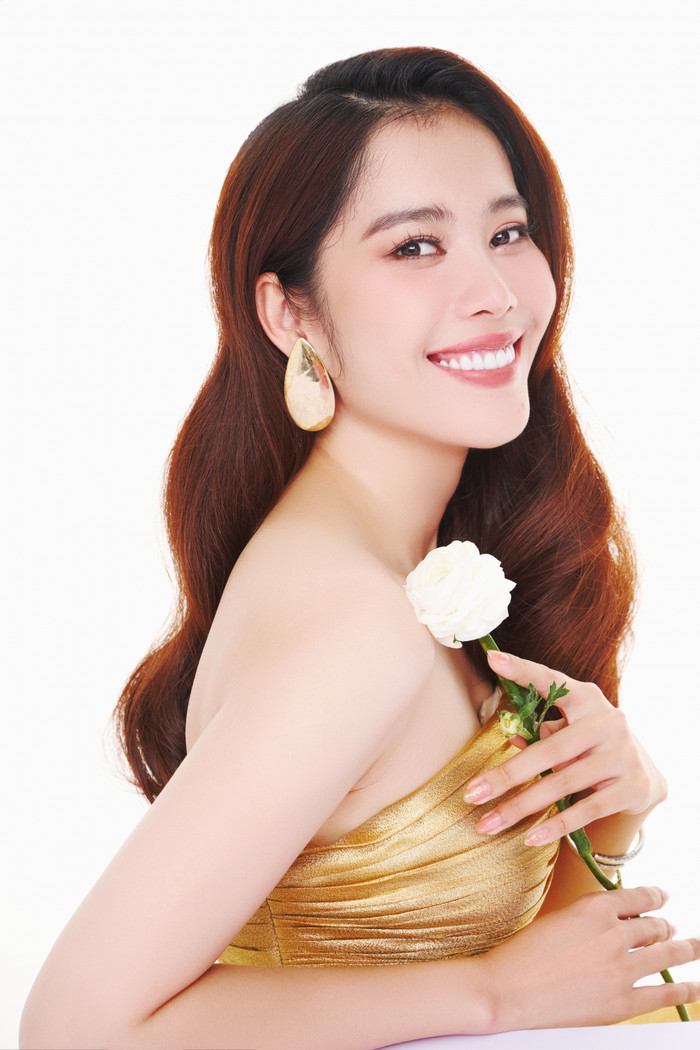 Nam Em nổi bật với thiết kế hở vai sang chảnh, tôn lên vòng một căng đầy gợi cảm. Trang phục bó sát cơ thể giúp mỹ nhân 9X khoe trọn đường cong quyến rũ. 