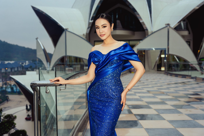  Visual sáng bừng bừng của Thủy Tiên khi thả dáng với váy xanh ngọc: Không xuất ngoại thì hơi phí? Ảnh 2