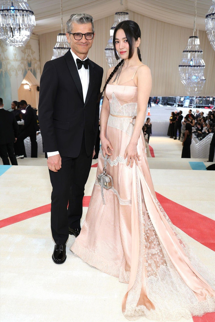  Song Hye Kyo đọ sắc cùng Dương Tử Quỳnh sau 14 năm trên thảm đỏ: Vẻ đẹp U70 của 'đả nữ' gây chú ý Ảnh 2