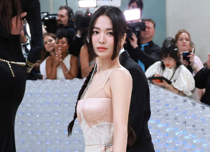  Song Hye Kyo đọ sắc cùng Dương Tử Quỳnh sau 14 năm trên thảm đỏ: Vẻ đẹp U70 của 'đả nữ' gây chú ý Ảnh 1