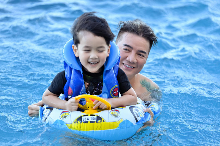 Loạt khoảnh khắc dễ thương của nam ca sĩ cùng con trai 