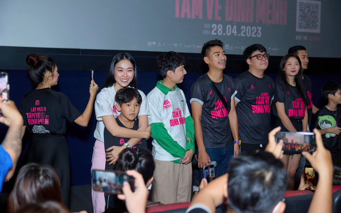 Con trai nữ chính 'Lật mặt 6' hiếm hoi tham gia sự kiện, câu trả lời gây chú ý khi được hỏi giống ai Ảnh 2