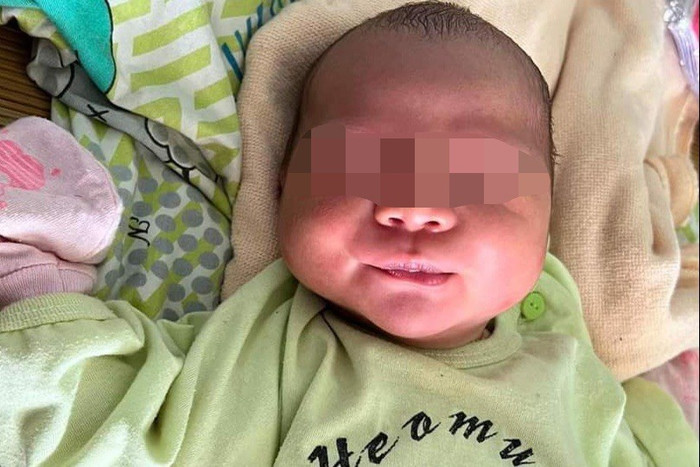  Túi giấy màu đỏ đặt ở ngã ba đường liên thôn, người dân ngỡ ngàng khi tiến lại gần kiểm tra Ảnh 1
