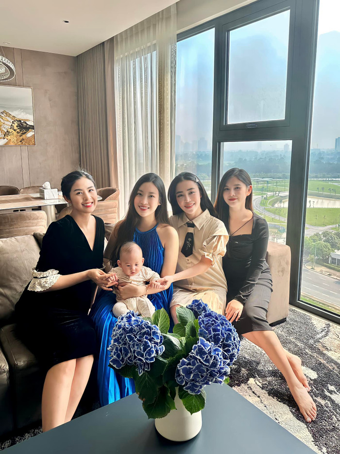 MC Thu Hoài thường gặp gỡ, trò chuyện và giao lưu với hội 'chị em bạn dì' đình đám trong làng giải trí