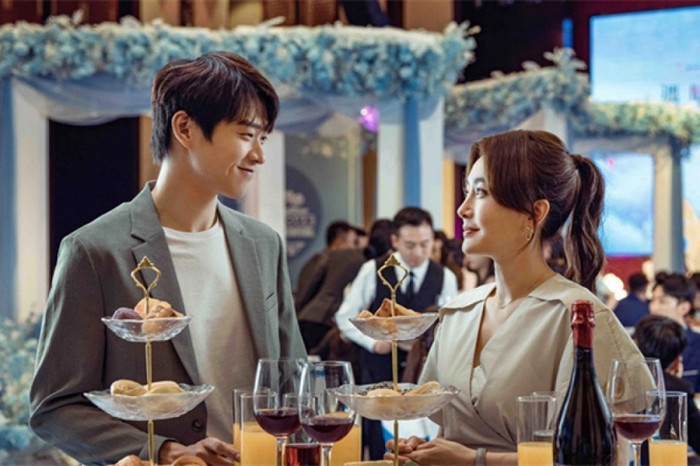 Tần Lam và Ngụy Đại Huân từng có cơ hội hợp tác trong một số dự án điện ảnh. Anh được nhiều tiền bối trong nghề khen ngợi bởi sự tinh tế, ga lăng với các 'bóng hồng' đình đám