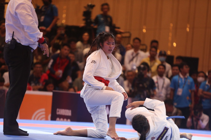 Đặng Thị Huyền đã có một trận đấu đầy quả cảm để hạ võ sĩ Singapore. Ảnh: Gió Đông