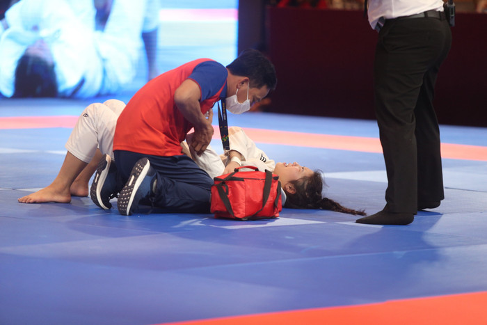 Đặng Thị Huyền được bác sĩ chăm sóc. Ảnh: Gió Đông