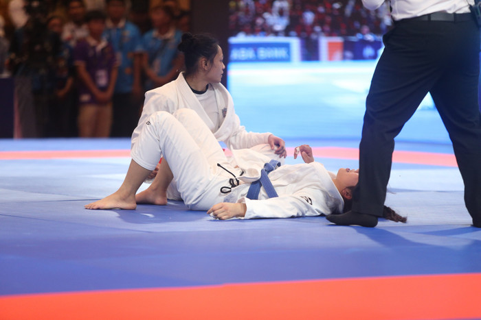 Đặng Thị Huyền đã bị chấn thương tay rất nặng trong trận gặp Philippines (thua knock-out 0-50). Ảnh: Gió Đông