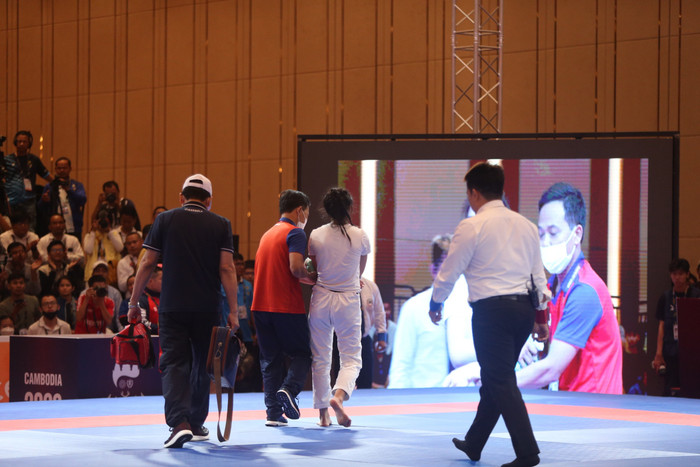 Đặng Thị Huyền đã dính chấn thương rất nặng. Ảnh: Gió Đông