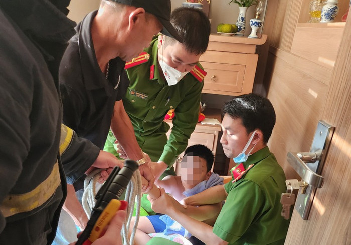 Lực lượng chức năng giải cứu thành công bé trai 14 tuổi. Ảnh: PLO