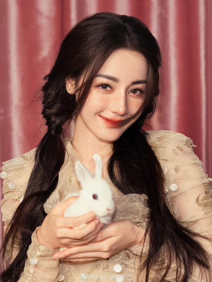  Hết Vương Sở Nhiên lại đến Dương Tử bị tố 'đạo nhái' phong cách Địch Lệ Nhiệt Ba Ảnh 7