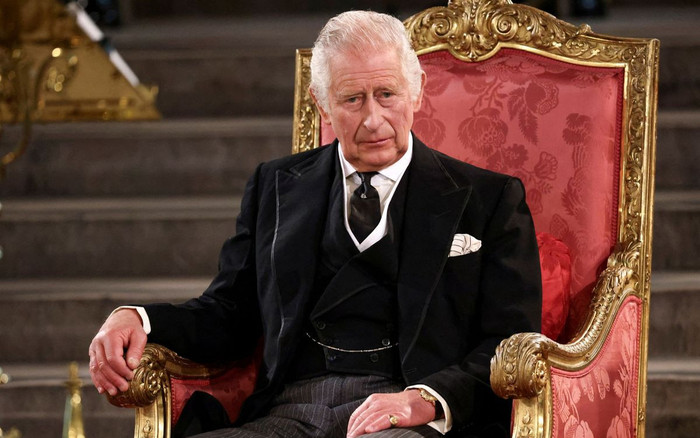Thời trang Vua Charles III: Biểu tượng mạnh mẽ và vượt thời gian của phong cách Anh Ảnh 2
