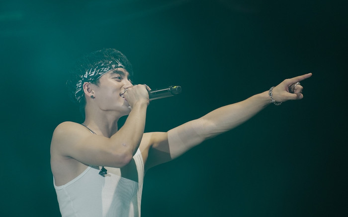 Đang hát trên sân khấu mà bị khán giả mời ăn xoài, MONO phản ứng ra sao? Ảnh 2