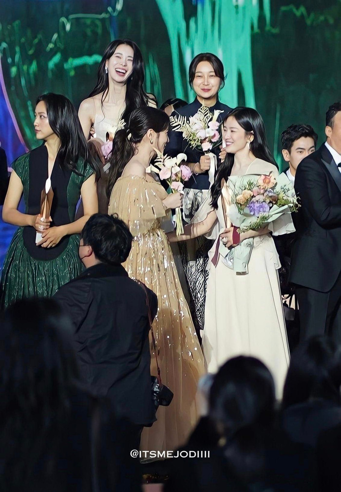  Đẳng cấp là mãi mãi: Song Hye Kyo 'chặt đẹp' mỹ nhân Hàn kém 11 tuổi khi chung khung hình Ảnh 2