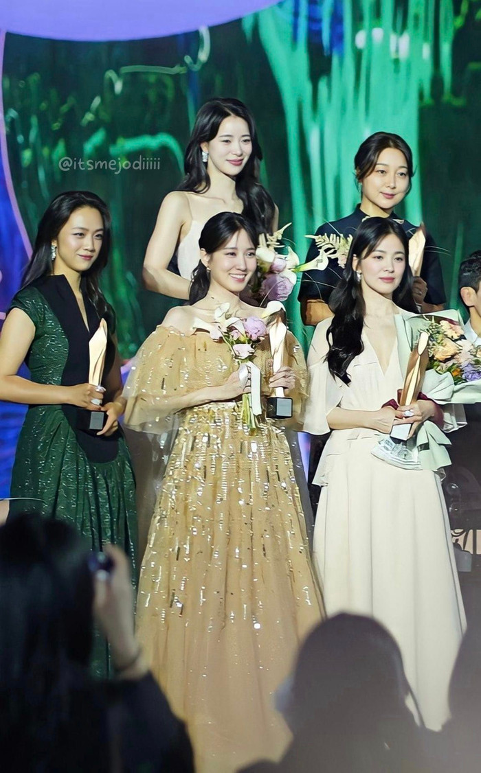  Đẳng cấp là mãi mãi: Song Hye Kyo 'chặt đẹp' mỹ nhân Hàn kém 11 tuổi khi chung khung hình Ảnh 1