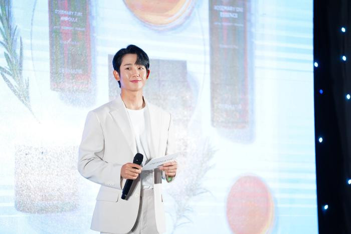 Jung Hae In người tình tin đồn Jisoo bất ngờ đến Hà Nội: Visual cực điển trai phát ngất Ảnh 3