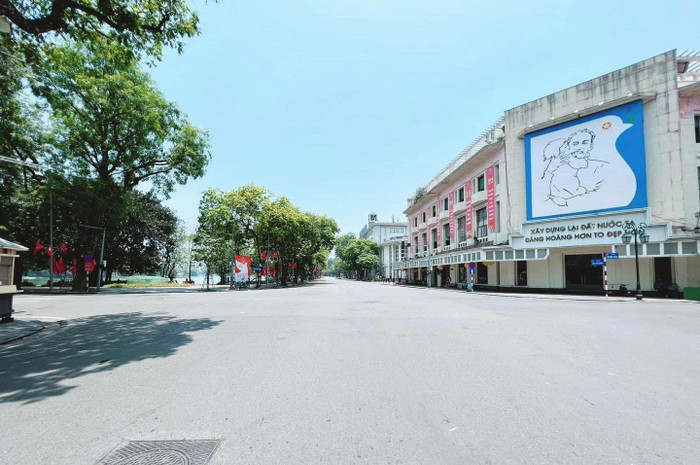 Hà Nội ngay lúc này: Phố đi bộ Hồ Gươm cuối tuần nhưng vắng vẻ không bóng người qua lại Ảnh 1